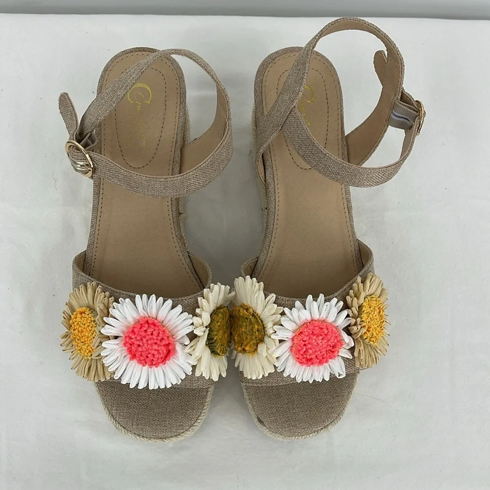 COMFORT WOMENS SIZE 7.5 Floral Embellished Platform Sandals - Tan